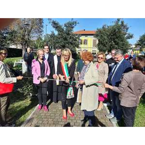L'assessore regionale alla Cultura e allo Sport Tiziana Gibelli al taglio del nastro insieme alla prima cittadina di Mossa Emanuela Russian - L'assessore regionale alla Cultura e allo Sport Tiziana Gibelli al taglio del nastro insieme alla prima cittadina di Mossa Emanuela Russian