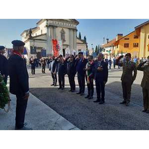 L'omaggio al monumento ai caduti di Flambro - L'omaggio al monumento ai caduti di Flambro