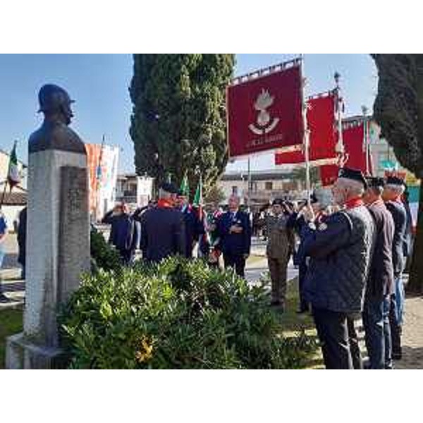 L'omaggio all'Erma edll'Eroe - L'omaggio all'Erma edll'Eroe