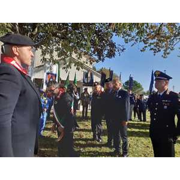 La deposizione della corona al monumento dei granatieri, antistante la chiesetta di san Giovanni - La deposizione della corona al monumento dei granatieri, antistante la chiesetta di san Giovanni