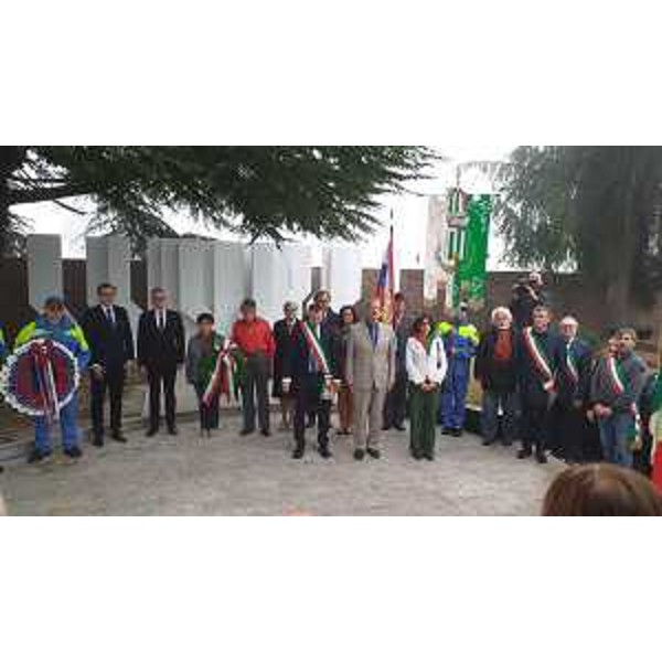 Il presidente del Cr Fvg, Piero Mauro Zanin, al sacrario di Gonars - Il presidente del Cr Fvg, Piero Mauro Zanin, al sacrario di Gonars