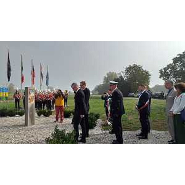 Il presidente Zanin al monumento in ricordo del campo di concentramento di Gonars - Il presidente Zanin al monumento in ricordo del campo di concentramento di Gonars