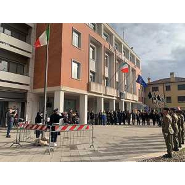 Il momento dell'alzabandiera davanti al municipio di Codroipo - Il momento dell'alzabandiera davanti al municipio di Codroipo