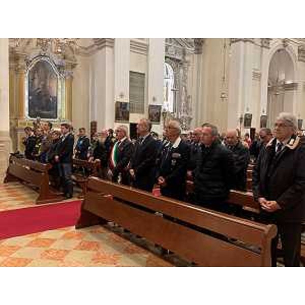 Il presidente Zanin assieme alle autorità civili e militari durante la messa a Codroipo - Il presidente Zanin assieme alle autorità civili e militari durante la messa a Codroipo