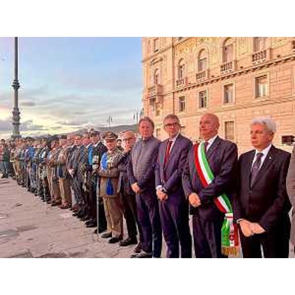 Le autorità presenti alla cerimonia (Roberti terzo da destra) - Le autorità presenti alla cerimonia (Roberti terzo da destra)