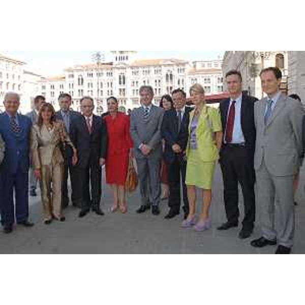 Renzo Tondo (Presidente Friuli Venezia Giulia), Luca Ciriani (Vicepresidente), Edouard Ballaman (Presidente Consiglio regionale) e Federica Seganti (Assessore regionale Relazioni internazionali) insieme alla delegazione del Parlamento greco e al suo Presidente Dimitri Sioufas, in piazza Unità a Trieste. (Trieste 04/07/08)