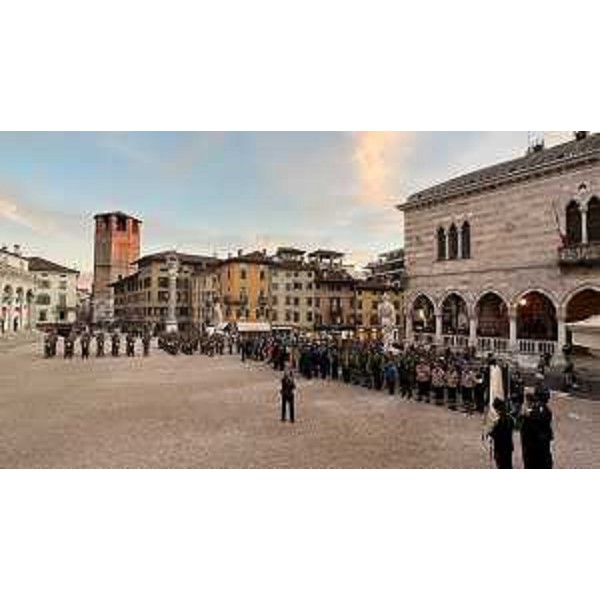 L'arrivo sul terrapieno di piazza Libertà a Udine - L'arrivo sul terrapieno di piazza Libertà a Udine