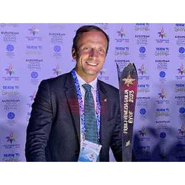 Il governatore della Regione Massimiliano Fedriga con la fiaccola delle Olimpiadi invernali giovanili - Il governatore della Regione Massimiliano Fedriga con la fiaccola delle Olimpiadi invernali giovanili 