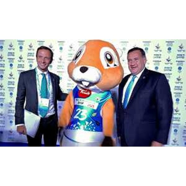 Il governatore della Regione Massimiliano Fedriga con il presidente dei Comitati olimpici europei Spyros Capralos e la mascotte di Eyof 2023. - Il governatore della Regione Massimiliano Fedriga con il presidente dei Comitati olimpici europei Spyros Capralos e la mascotte di Eyof 2023.