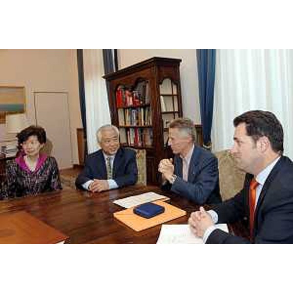 Riccardo Illy (Presidente Regione FVG) con Franco Iacop (Assessore regionale per le relazioni internazionali, comunitarie e autonomie locali), Dong Jinyi (Ambasciatore Repubblica Popolare di Cina in Italia) e la sig.ra Sun Guoqin (Trieste, 11/05/06)