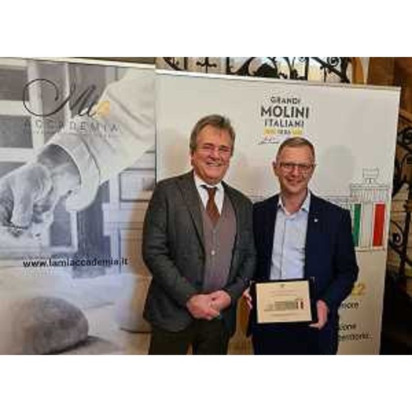 L'assessore Zannier (a destra) assieme al presidente del gruppo Grandi molini italiani, Antonio Costato - L'assessore Zannier (a destra) assieme al presidente del gruppo Grandi molini italiani, Antonio Costato