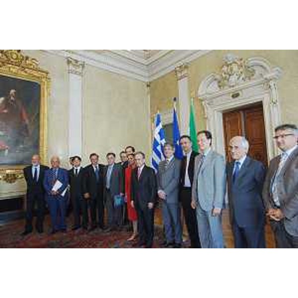 Renzo Tondo (Presidente Friuli Venezia Giulia), Luca Ciriani (Vicepresidente), Edouard Ballaman (Presidente Consiglio regionale) insieme alla delegazione del Parlamento greco e al suo Presidente Dimitri Sioufas, nella sede della Regione a Trieste. (Trieste 04/07/08)