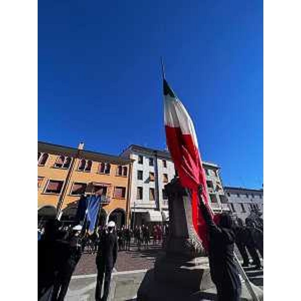 L'alzabandiera a Latisana in occasione della Festa dell'Unità e delle forze armate - L'alzabandiera a Latisana in occasione della Festa dell'Unità e delle forze armate