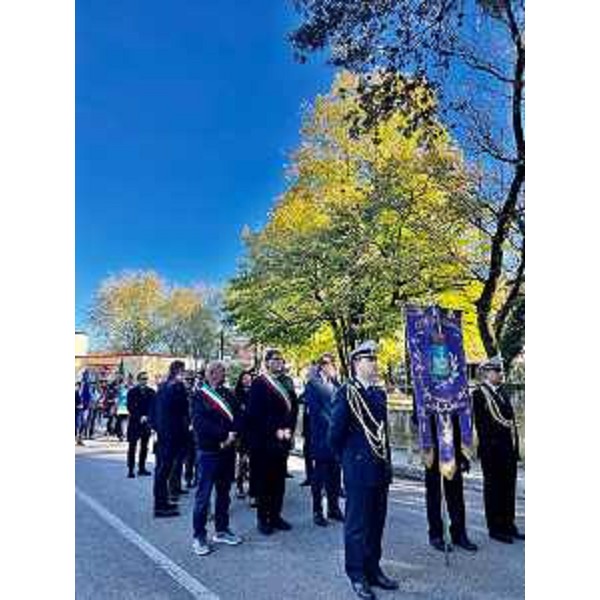 Il corteo delle autorità, con l'assessore regionale Sergio Emidio Bini - Il corteo delle autorità, con l'assessore regionale Sergio Emidio Bini