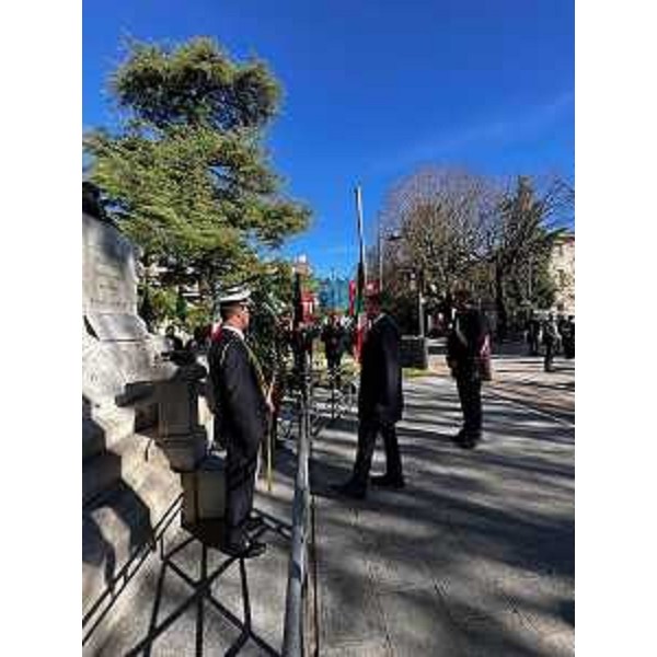 L'assessore Bini depone la corona d'allora al monumento ai Caduti di Latisana - L'assessore Bini depone la corona d'allora al monumento ai Caduti di Latisana 