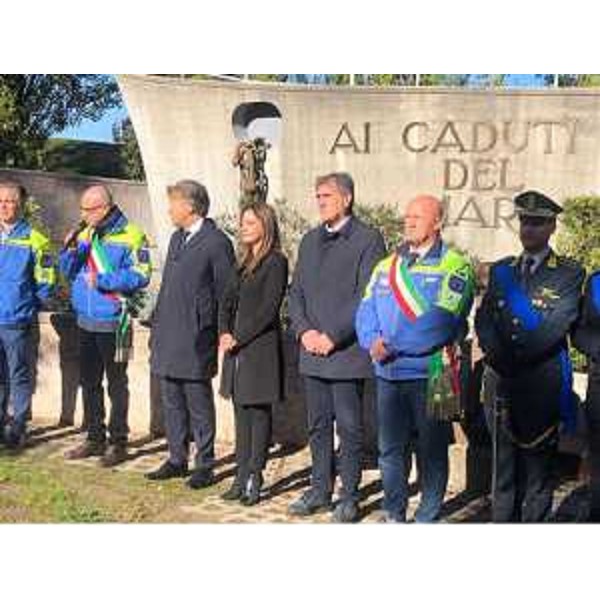 Maddalena Spagnolo (Lega) al centro, con le autorità civili e militari di Latisana - Maddalena Spagnolo (Lega) al centro, con le autorità civili e militari di Latisana