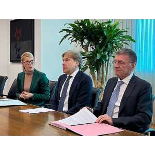 L'assessore regionale alle Attività produttive, Sergio Emidio Bini, con la presidente di Friulia Federica Seganti e il direttore generale di CiviBank, Marco Crosta. - L'assessore regionale alle Attività produttive, Sergio Emidio Bini, con la presidente di Friulia Federica Seganti e il direttore generale di CiviBank, Marco Crosta.