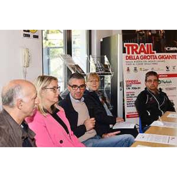 L'assessore regionale Pierpaolo Roberti con accanto il sindaco di Sgonico Monica Hrovatin - L'assessore regionale Pierpaolo Roberti con accanto il sindaco di Sgonico Monica Hrovatin