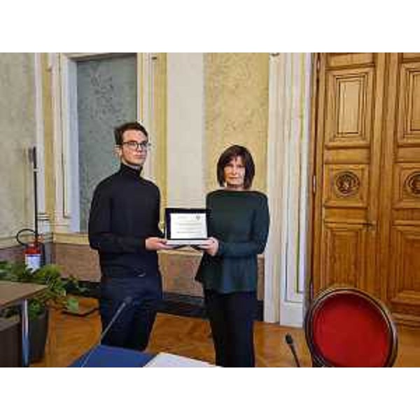 L'assessore Rosolen (a destra) riceve la targa di ringraziamento a nome delle comunità scolastiche coinvolte nel progetto internazionale - L'assessore Rosolen (a destra) riceve la targa di ringraziamento a nome delle comunità scolastiche coinvolte nel progetto internazionale