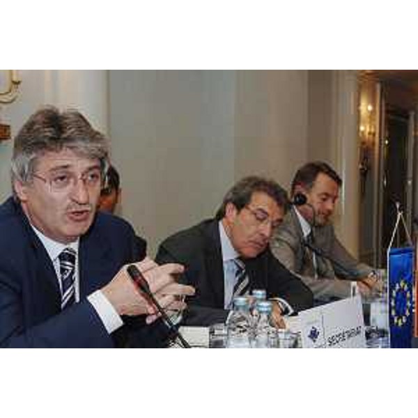 Renzo Tondo (Presidente Friuli Venezia Giulia) e Isidoro Gottardo (Gruppo di Lavoro "Adesione Croazia" - Comitato delle Regioni) nel corso dei lavori del Comitato delle Regioni a Zagabria. (Zagabria 07/07/08)