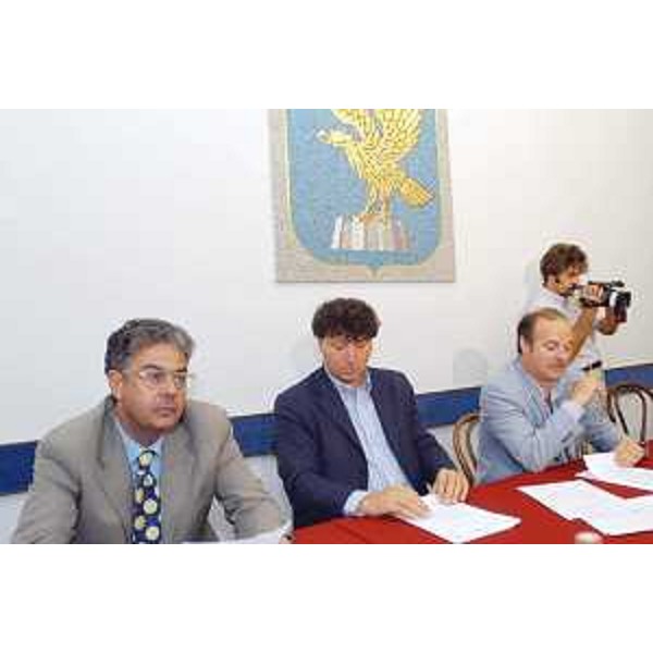 Roberto Antonaz (Assessore regionale Istruzione, Cultura, Sport e Pace), Angelo Baiguera (Portavoce Presidente Illy) e Gianfranco Moretton (Vicepresidente Friuli Venezia Giulia e Assessore regionale Ambiente, Lavori pubblici e Protezione civile) in conferenza stampa al termine della riunione di Giunta, nella sede della Regione a Trieste. (Trieste 01/08/03)
