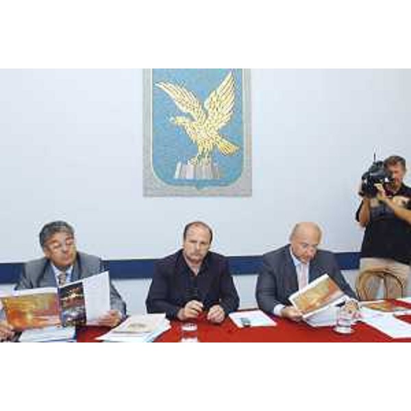 Roberto Antonaz (Assessore regionale Istruzione, Cultura, Sport e Pace), Gianfranco Moretton (Vicepresidente FVG e Assessore regionale Ambiente e Lavori pubblici) ed Enrico Bertossi (Assessore regionale Attività produttive) in conferenza stampa al termine della riunione di Giunta, nella sede della Regione a Trieste. (Trieste 05/08/04)