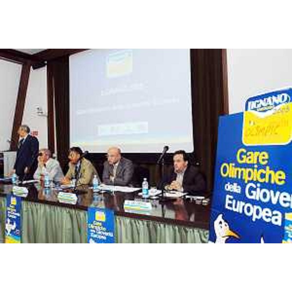 Roberto Antonaz (Assessore regionale Sport) ed Enrico Bertossi (Assessore regionale Attività produttive) presentano le Gare Olimpiche della Gioventù Europea (EYOF 2005), che si svolgeranno a Lignano Sabbiadoro, nella Sala confernze AIAT a Lignano. (Lignano 15/07/04)
