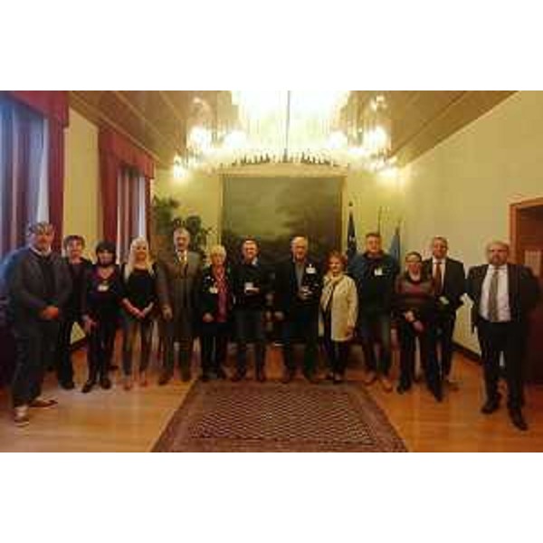 Il presidente del Consiglio regionale Fvg, Piero Mauro Zanin con i premiati, Adelchi De Faveri e Aldino Petraz e le loro famiglie, assieme ai consiglieri Diego Moretti (Pd, a dx), Antonio Calligaris (Lega, a sx), Giuseppe Nicoli (Forza Italia, secondo da dx) e Ilaria Dal Zovo (M5S, terza da dx) - Il presidente del Consiglio regionale Fvg, Piero Mauro Zanin con i premiati, Adelchi De Faveri e Aldino Petraz e le loro famiglie, assieme ai consiglieri Diego Moretti (Pd, a dx), Antonio Calligaris (Lega, a sx), Giuseppe Nicoli (Forza Italia, secondo da dx) e Ilaria Dal Zovo (M5S, terza da dx) 