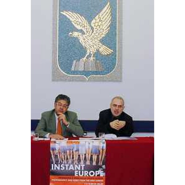 Roberto Antonaz (Assessore regionale Cultura) e Francesco Bonami (Curatore "Instant Europe") presentano "Instant Europe", nella sede della Regione a Trieste. (Trieste 07/12/04)