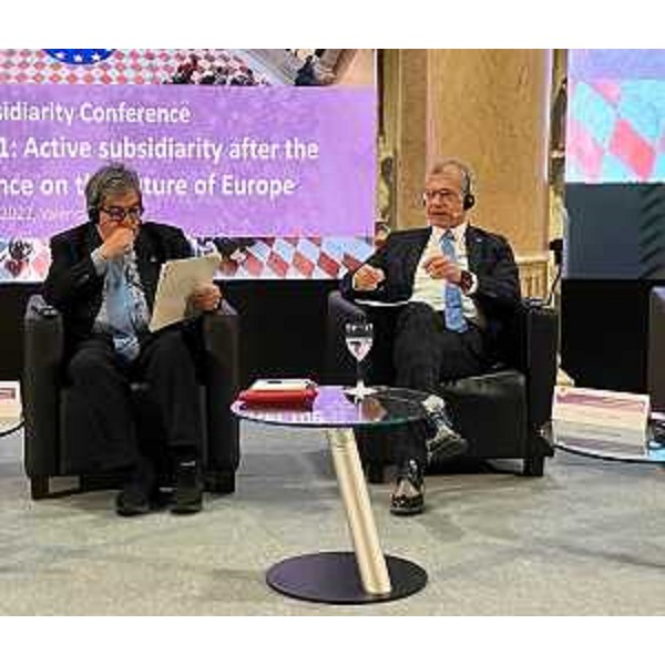 Il presidente del Cr Fvg, Piero Mauro Zanin, interviene a Valencia al fianco del moderatore Vincenzo Bianco - Il presidente del Cr Fvg, Piero Mauro Zanin, interviene a Valencia al fianco del moderatore Vincenzo Bianco