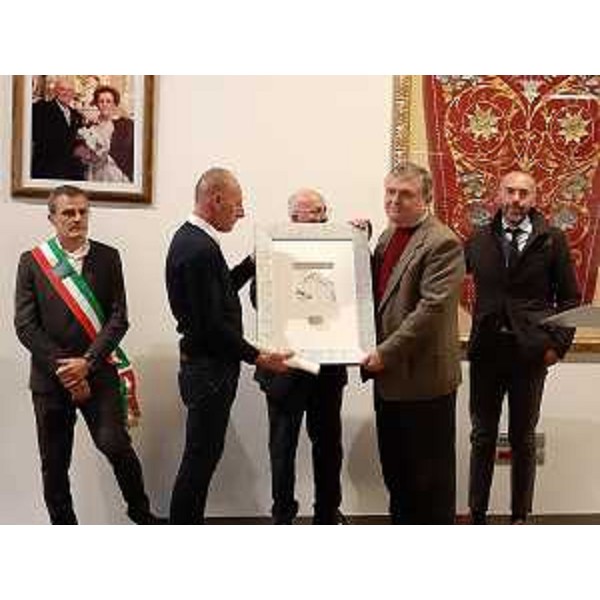 La consegna del Falcetto d'oro 2022 al professor Roberto Zironi - La consegna del Falcetto d'oro 2022 al professor Roberto Zironi