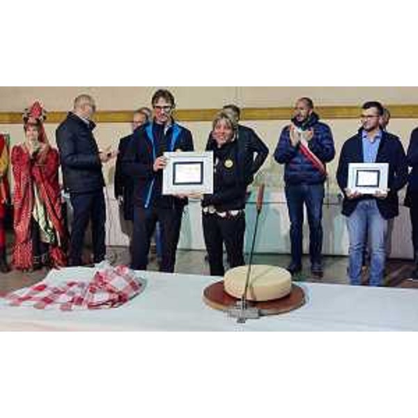 Lassessore regionale alle Finanze Barbara Zilli allinaugurazione di Gemona Formaggio e dintorni 2022. - Lassessore regionale alle Finanze Barbara Zilli allinaugurazione di Gemona Formaggio e dintorni 2022.