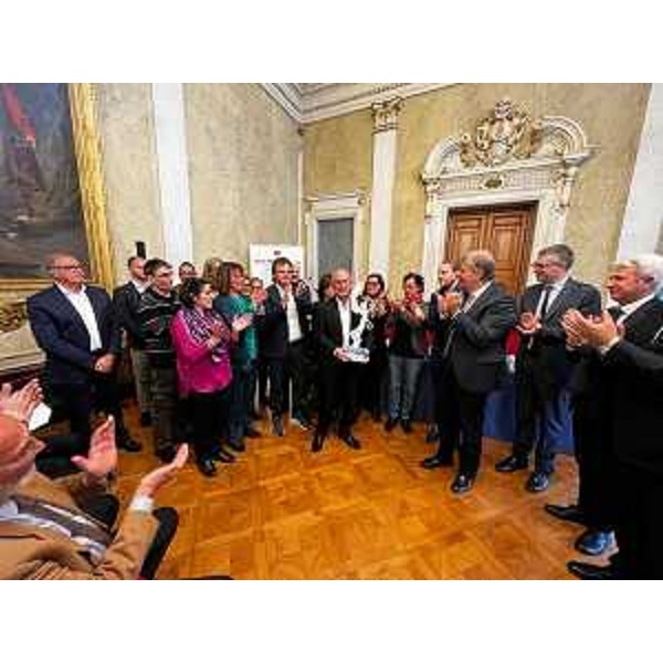 La consegna del Premio Barcola al professor Giorgio Berlot, direttore della Struttura complessa di Anestesia, Rianimazione e Terapia Antalgica dellAzienda sanitaria universitaria Giuliano Isontina, e alle donne e gli uomini che fanno parte della sua squadra. - La consegna del Premio Barcola al professor Giorgio Berlot, direttore della Struttura complessa di Anestesia, Rianimazione e Terapia Antalgica dellAzienda sanitaria universitaria Giuliano Isontina, e alle donne e gli uomini che fanno parte della sua squadra.
