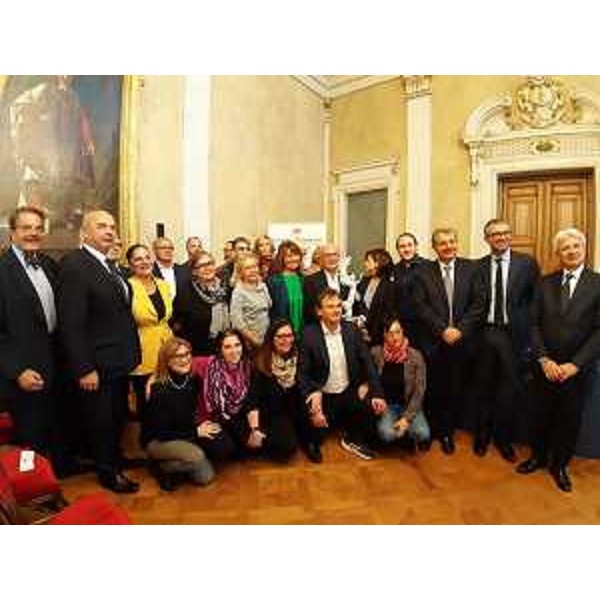 La consegna del Premio Barcola al professor Giorgio Berlot, direttore della Struttura complessa di Anestesia, Rianimazione e Terapia Antalgica dellAzienda sanitaria universitaria Giuliano Isontina, e alle donne e gli uomini che fanno parte della sua squadra. - La consegna del Premio Barcola al professor Giorgio Berlot, direttore della Struttura complessa di Anestesia, Rianimazione e Terapia Antalgica dellAzienda sanitaria universitaria Giuliano Isontina, e alle donne e gli uomini che fanno parte della sua squadra.