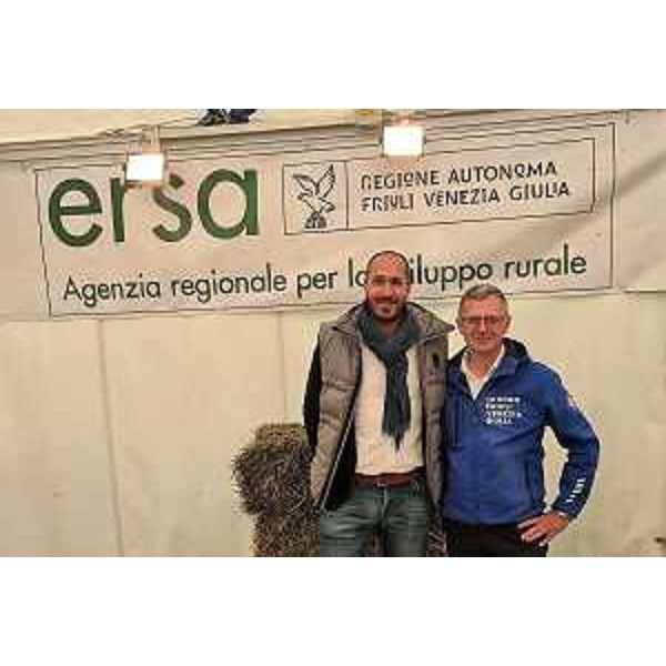 L'assessore regionale Stefano Zannier con il sindaco di Gemona nello stand dell'Ersa in occasione di "Formaggio e dintorni". - L'assessore regionale Stefano Zannier con il sindaco di Gemona nello stand dell'Ersa in occasione di "Formaggio e dintorni".