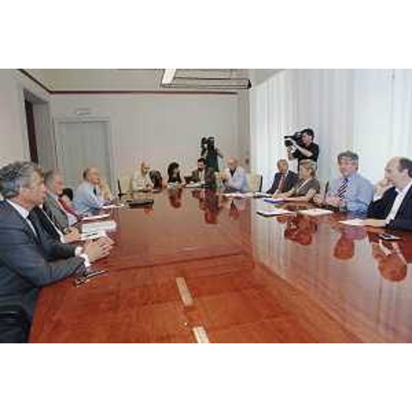 L'incontro su INSIEL tra Renzo Tondo (Presidente Friuli Venezia Giulia), Riccardo Riccardi (Assessore regionale Pianificazione territoriale), Sandra Savino (Assessore regionale Risorse economiche e finanziarie) e Valter Santarossa (Presidente INSIEL) e Dino Cozzi (Amministratore delegato INSIEL), nella sede della Regione a Trieste. (Trieste 08/07/08)