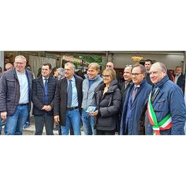 La foto di gruppo dopo la consegna del sigillo: da sinistra Mauro Bordin, Franco Iacop, Piero Mauro Zanin, Sergio Emidio Bini, Carla Bernardis, Mauro Di Bert e Roberto Zuliani - La foto di gruppo dopo la consegna del sigillo: da sinistra Mauro Bordin, Franco Iacop, Piero Mauro Zanin, Sergio Emidio Bini, Carla Bernardis, Mauro Di Bert e Roberto Zuliani