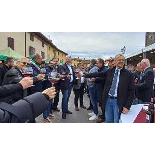 Piero Mauro Zanin (a destra) durante il brindisi beneaugurante - Piero Mauro Zanin (a destra) durante il brindisi beneaugurante