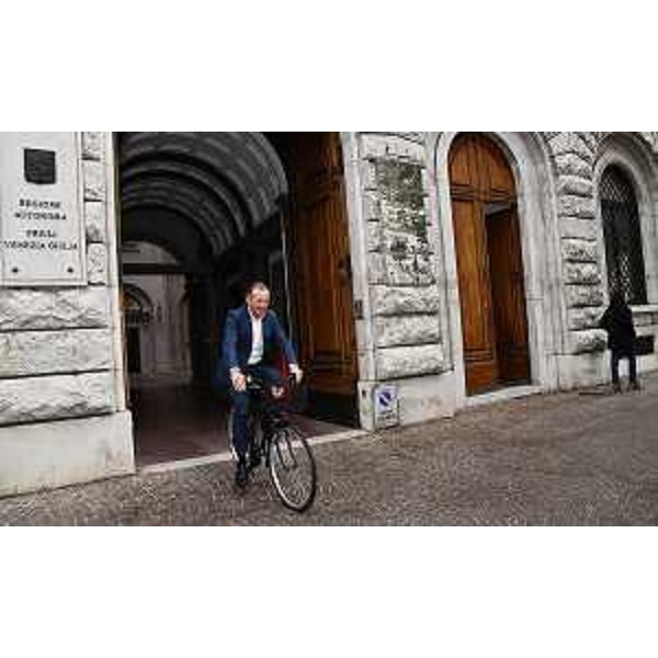 L'assessore regionale alla Difesa dell'ambiente, Energia e Sviluppo sostenibile Fabio Scoccimarro all'uscita dalla conferenza stampa a Trieste sui contributi regionali all'acquisto di biciclette - L'assessore regionale alla Difesa dell'ambiente, Energia e Sviluppo sostenibile Fabio Scoccimarro all'uscita dalla conferenza stampa a Trieste sui contributi regionali all'acquisto di biciclette