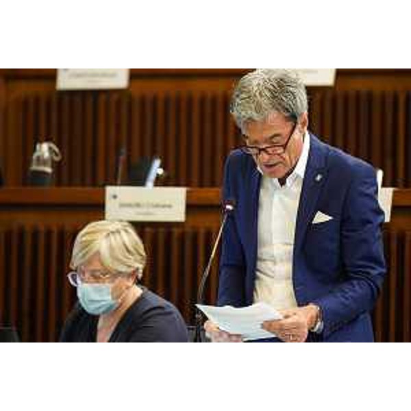 I consiglieri Tiziano Centis e Simona Liguori sui banchi del Consiglio regionale - I consiglieri Tiziano Centis e Simona Liguori sui banchi del Consiglio regionale