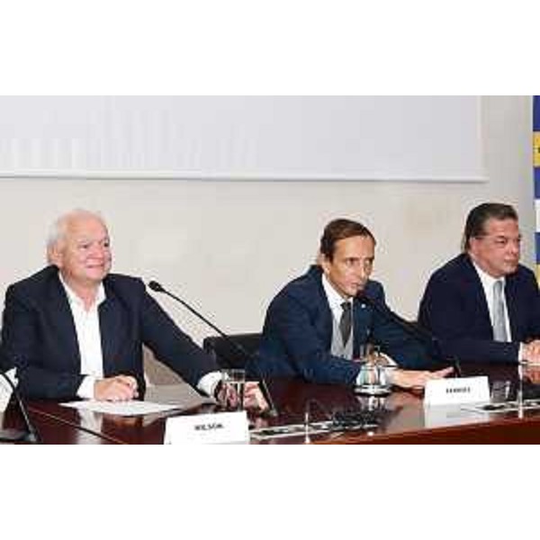 Nella foto da sinistra il Ceo di Ryanair Eddie Wilson, il governatore del Friuli Venezia Giulia Massimiliano Fedriga e lamministratore delegato di Trieste Airport Marco Consalvo. - Nella foto da sinistra il Ceo di Ryanair Eddie Wilson, il governatore del Friuli Venezia Giulia Massimiliano Fedriga e lamministratore delegato di Trieste Airport Marco Consalvo.