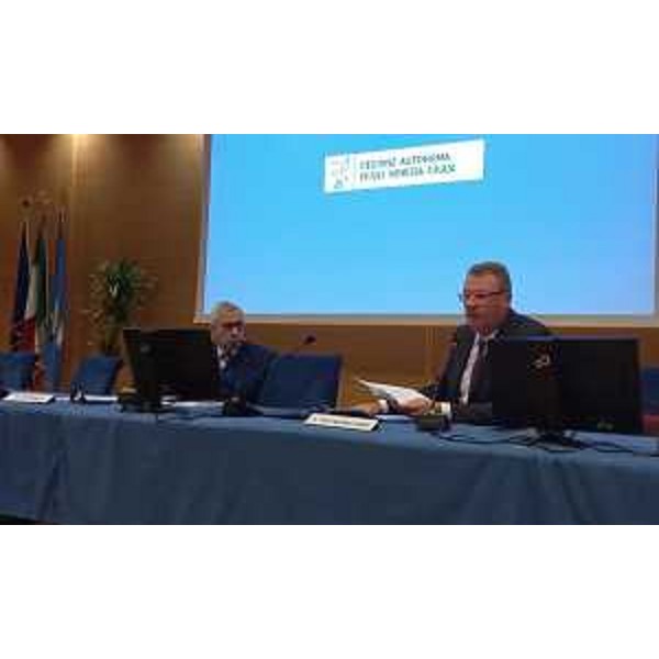 L'intervento del direttore del Messaggero Veneto, Paolo Mosanghini (a destra). Al suo fianco, Paolo Pittaro - L'intervento del direttore del Messaggero Veneto, Paolo Mosanghini (a destra). Al suo fianco, Paolo Pittaro