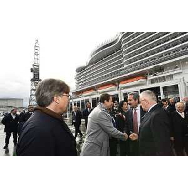 Il governatore Massimiliano Fedriga stringe la mano all'amministratore delegato di Fincantieri Pierroberto Folgiero accanto al presidente del colosso cantieristico Claudio Graziano. In primo piano l'assessore regionale alle Attività produttive e al Turismo Sergio Emidio Bini - Il governatore Massimiliano Fedriga stringe la mano all'amministratore delegato di Fincantieri Pierroberto Folgiero accanto al presidente del colosso cantieristico Claudio Graziano. In primo piano l'assessore regionale alle Attività produttive e al Turismo Sergio Emidio Bini