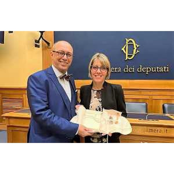 L'assessore regionale alle Finanze Barbara Zilli con il presidente dello Scripotorium Foroiuliense Roberto Giurano - L'assessore regionale alle Finanze Barbara Zilli con il presidente dello Scripotorium Foroiuliense Roberto Giurano