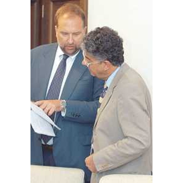 Roberto Cosolini (Assessore regionale Lavoro, Formazione, Università e Ricerca) e Roberto Antonaz (Assessore regionale Istruzione, Cultura, Sport e Pace) nel corso della riunione di Giunta, nella sede della Regione a Trieste. (Trieste 01/08/03)
