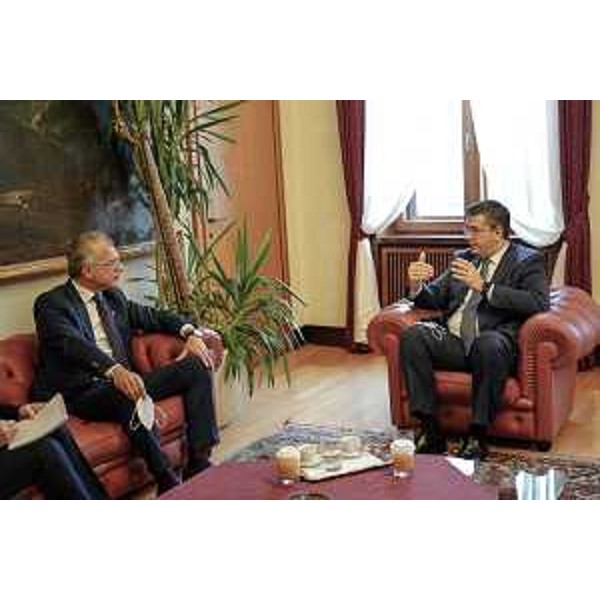 Il presidente del consiglio regionale, Piero Mauro Zanin, durante un incontro, tenutosi nel 2021, con l'allora presidente del Comitato delle Regioni d'Europa, Apostolos Tzizikostas. - Il presidente del consiglio regionale, Piero Mauro Zanin, durante un incontro, tenutosi nel 2021, con l'allora presidente del Comitato delle Regioni d'Europa, Apostolos Tzizikostas.