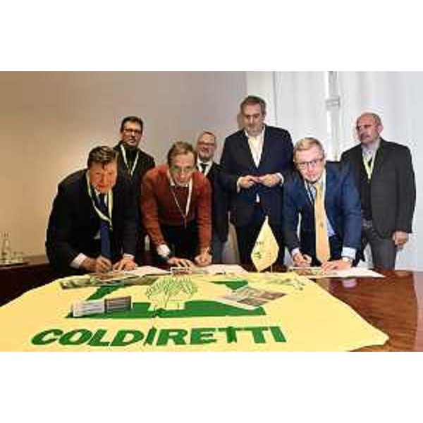 Il governatore Fedriga e l'assessore Zannier assieme ai rappresentanti di Coldiretti Fvg - Il governatore Fedriga e l'assessore Zannier assieme ai rappresentanti di Coldiretti Fvg