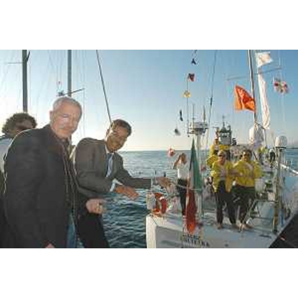 Giuseppe Dell'Acqua (Direttore Centro Igiene mentale Trieste) e Roberto Antonaz (Assessore regionale Sport) accolgono i "Matti per la vela" sulla banchina di fronte a piazza Unità a Trieste. (Trieste 09/10/03)