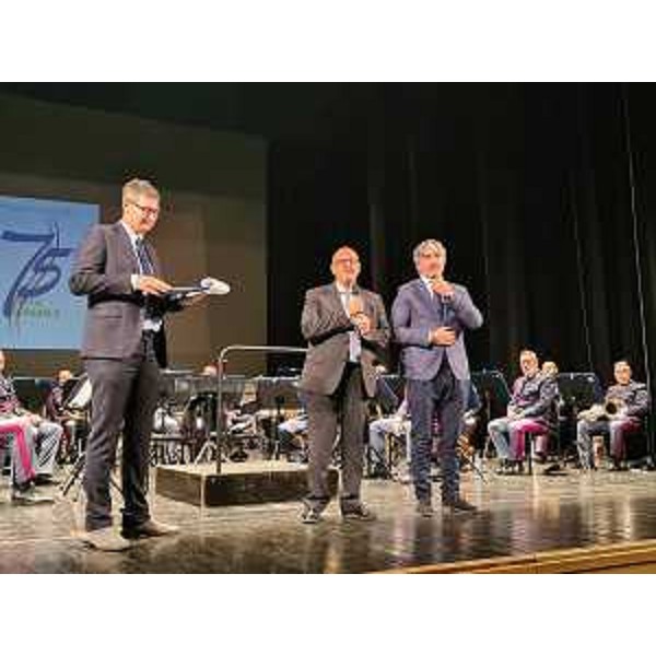 L'assessore Callari (al centro) sul palco del teatro Verdi di Gorizia - L'assessore Callari (al centro) sul palco del teatro Verdi di Gorizia