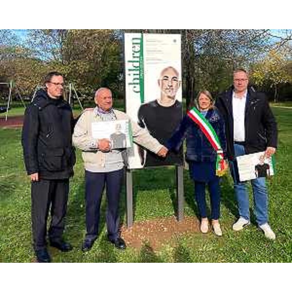 Mauro Bordin, capogruppo della Lega (primo da destra) assieme al sindaco di Campoformido, Erika Furlani, nell'area verde attrezzata - Mauro Bordin, capogruppo della Lega (primo da destra) assieme al sindaco di Campoformido, Erika Furlani, nell'area verde attrezzata